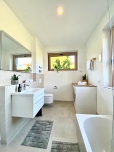 Best Butler Lovely & Luxury Lake Lounge - Wallbox