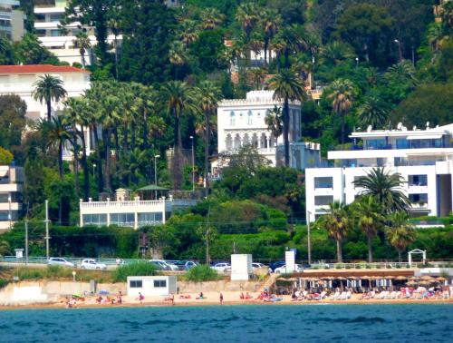 Best seaview Penthouse+77m2 privat roof terrace near beach and Cannes