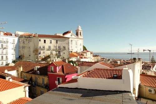 Best Terrace River View Apt in Alfama