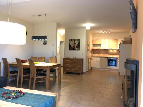 Best-Wellness-Fleesensee hat Morgensonne im Whirlpool Bad PanoramaGarten Klavier