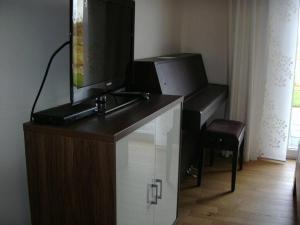 Best-Wellness-Fleesensee hat Morgensonne im Whirlpool Bad PanoramaGarten Klavier
