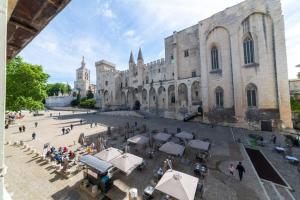 Bien d'exception en face du Palais des Papes