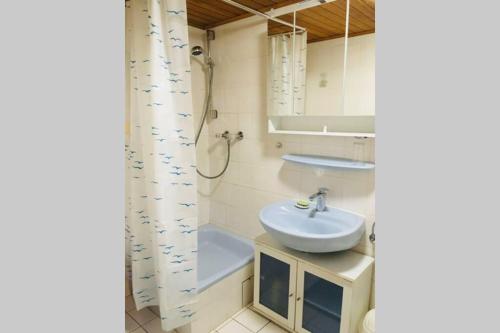 Biete ruhige Zwei-Zimmer Souterrain-Wohnung