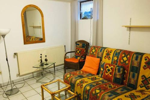 Biete ruhige Zwei-Zimmer Souterrain-Wohnung
