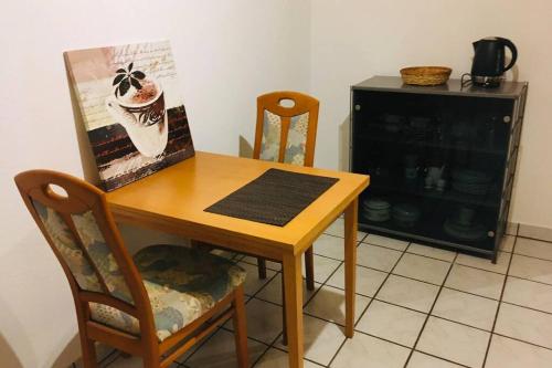 Biete ruhige Zwei-Zimmer Souterrain-Wohnung