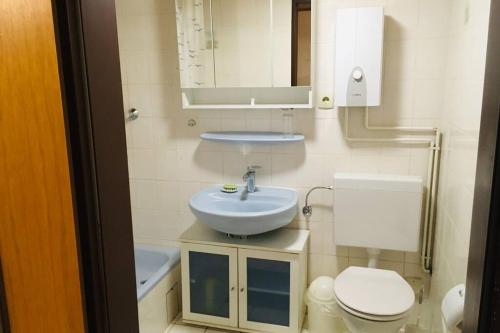 Biete ruhige Zwei-Zimmer Souterrain-Wohnung