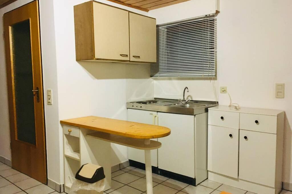 Appartement Biete ruhige Zwei-Zimmer Souterrain-Wohnung Vogelsangstr. 10a 53859 Niederkassel