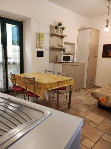 Appartement BILOCALE NELLA VECCHIA CITTA' DI MENTONE 1° piano 11 Rue Capodanna 06500 Menton Provence-Alpes-Côte d\'Azur