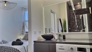 Black&White Home-by So'SerenityHome-Balcon-Parking