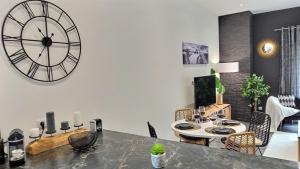 Black&White Home-by So'SerenityHome-Balcon-Parking