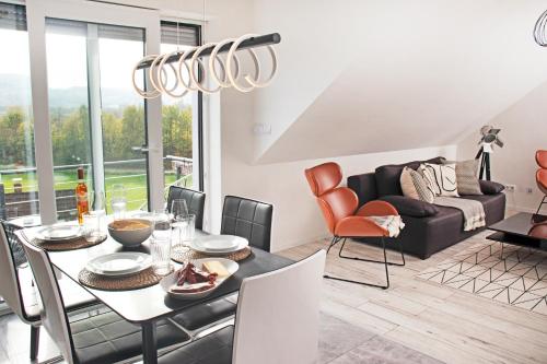 BlackNCozy - Design Appartement mit Boxspringbett und Balkon