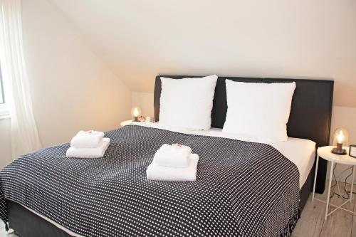 BlackNCozy - Design Appartement mit Boxspringbett und Balkon