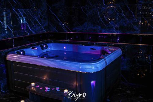 BlackSuite, suite luxueuse avec jacuzzi privatif