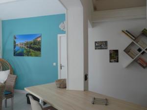 Appartement Bleu de l'Isle 5 Place de la Juiverie 84800 LʼIsle-sur-la-Sorgue Provence-Alpes-Côte d\'Azur