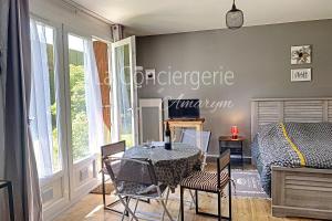 Bleu soleil joli studio rez-de-chaussée à EU