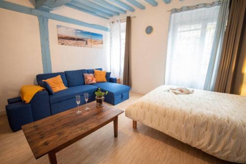 Blue Appartment with a fireplace