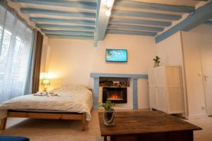 Blue Appartment with a fireplace