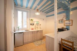 Blue Appartment with a fireplace