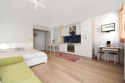 Blue Lagon Five Stars Holiday House