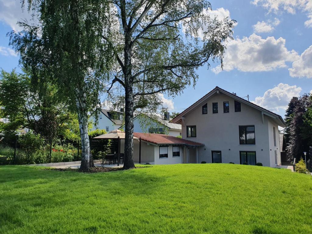 Blumen(t)raum Ferienwohnung 3 41 Im Winterrot, 76228 Karlsruhe