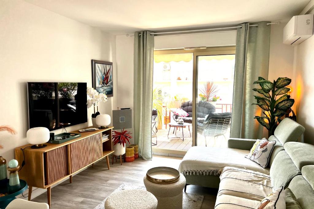 Bnb Renting 1 bb apt of 40m with superb terrace of 13m air conditioning 1 Avenue Meissonnier, 06600 Antibes