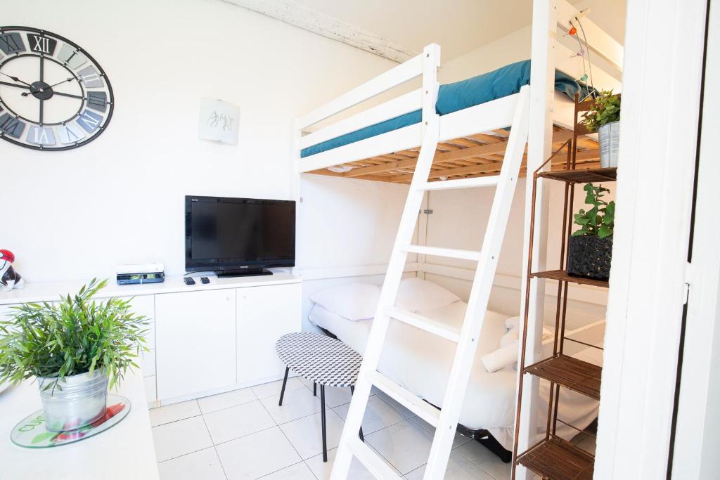 BNB RENTING Chez Dominique - Studio 2-4pers centre Antibes Fourmilliere 1er premier étage sans ascenceur 9 Rue Fourmillière, 06600 Antibes