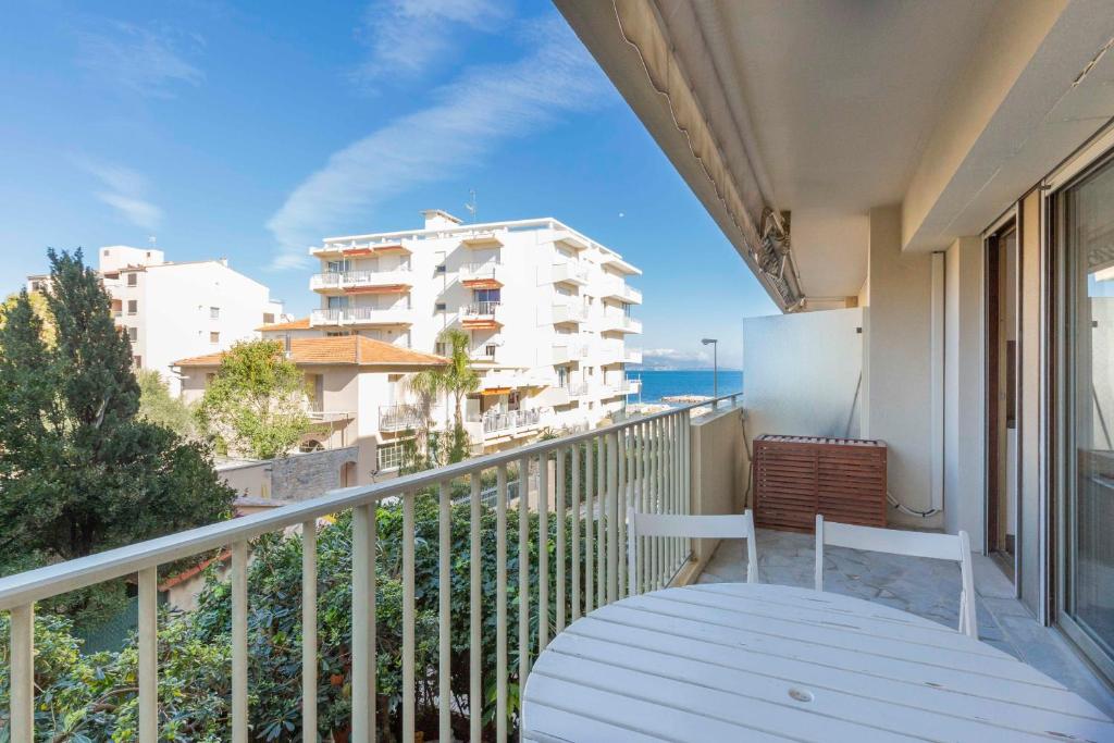 Appartement BNB RENTING chez J-P - 100m beach 2-4pers terrace sea view pool garage 28 / 30 boulevard james wyllie 06160 Antibes