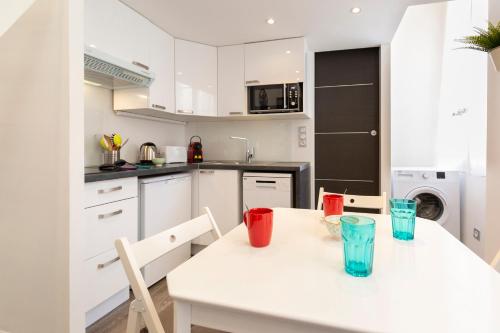 BNB RENTING Chez Thibault - Studio rénové 2-4pers Centre Antibes Fersen