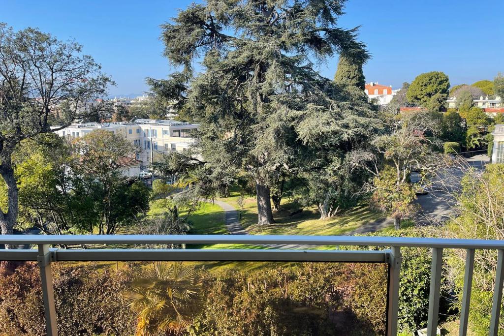 BnB Renting Le Cèdre spacious studio in Cannes with a balcony WIFI and AC 12 avenue du Cèdre Résidence le Cèdre, 06400 Cannes