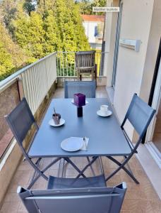 Appartement BnB Renting Le Cèdre spacious studio in Cannes with a balcony WIFI and AC 12 avenue du Cèdre Résidence le Cèdre 06400 Cannes Provence-Alpes-Côte d\'Azur