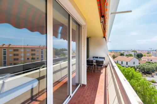BNB RENTING spacious 2 bedroom apartment in Antibes center with a parking
