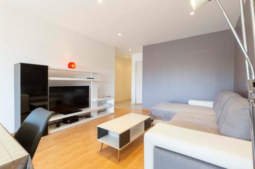 BNB RENTING spacious 2 bedroom apartment in Antibes center with a parking