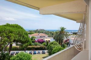 BNB RENTING spacious 2 bedroom apartment in Antibes center with a parking