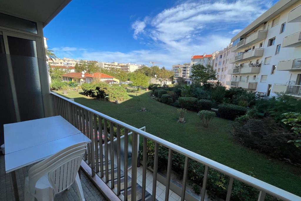 Appartement BNB RENTING Spacious 2 bedroom apartment with sea view Juan les Pins ! 19 rue Saint Honorat Résidence de France 06160 Juan-les-Pins