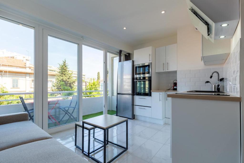 BNB Renting T2 entièrement rénové derrière le Martinez 4 Rue Cirodde, 06400 Cannes