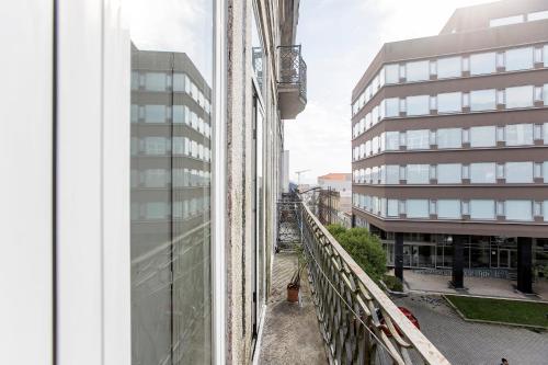 Bonjardim Studio w/ Balcony by LovelyStay
