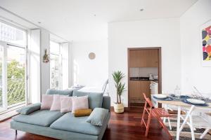 Bonjardim Studio w/ Balcony by LovelyStay