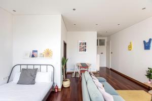 Bonjardim Studio w/ Balcony by LovelyStay