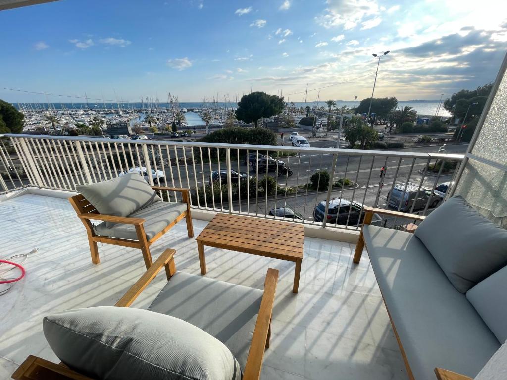 Appartement Appartement bord de mer avec piscine 52 Avenue Robert Surcouf, 06700 Saint-Laurent-du-Var
