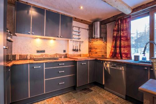 BOSSET Appartement style chalet bien equipe avec cheminee