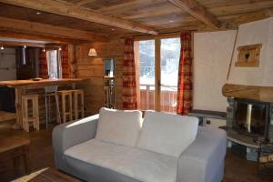 BOSSET Appartement style chalet bien equipe avec cheminee