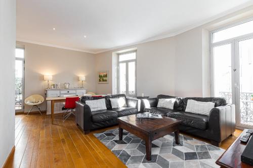 Bourgeois 3 bdrs & Large Terrace - 5mn from le Palaisdowtown