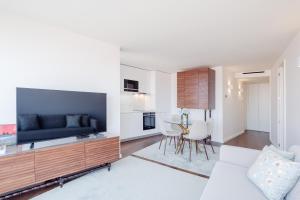 Boutique Rentals- Bliss By The Sea Apt- Ocean views in Foz Beach
