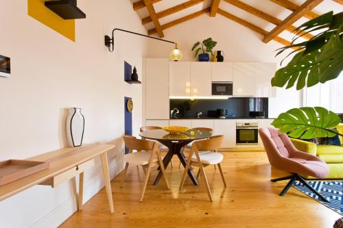 BOUTIQUE Rentals-THE ALMA Apt w/ balcony