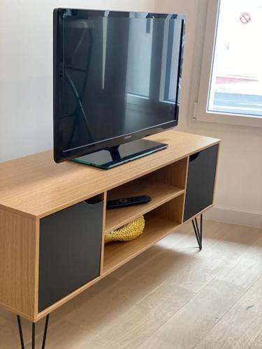Brand new 1 bedroom flat with Parking- 5 min Paris Pte de Versailles