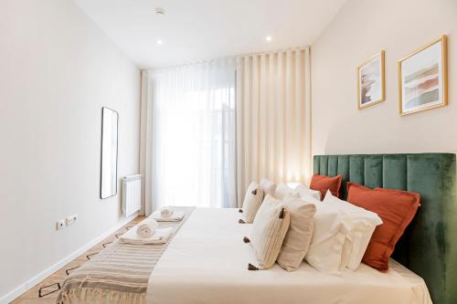 Brand New 4BR w/ 200yrs of history in Central Porto by LovelyStay