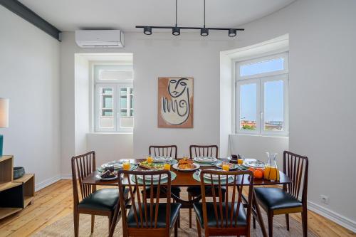 Brand New Luxury 4-Bed with Riverside Views & AC