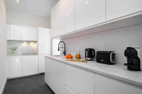 Brand New Luxury 4-Bed with Riverside Views & AC