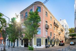 Brand New Luxury 4-Bed with Riverside Views & AC