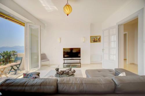 Brand New Three-bedroom Apartment Seaviews